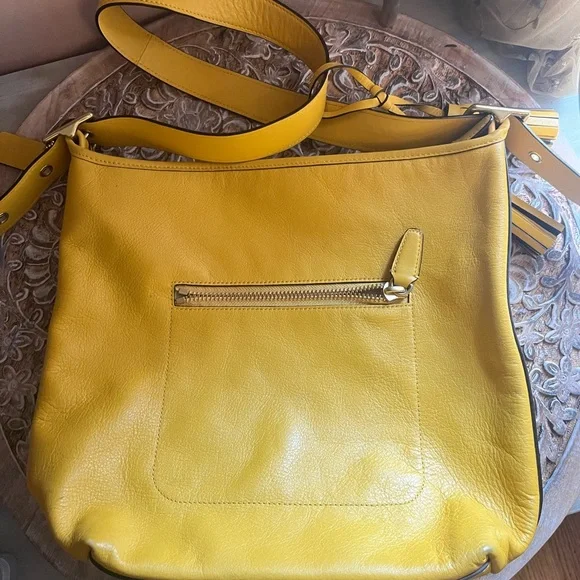 Yellow Coach - Picture 1 of 4